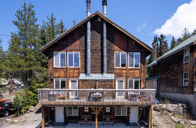 Exquisite Custom Furnishing and Design, Pet Friendly, BBQ, One Block From Center of Government Camp