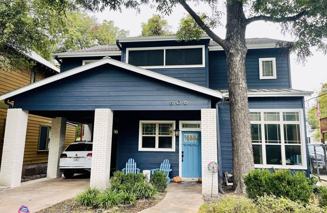 Exquisite Home PLUS Detached Guesthouse Steps to SOCO - Perfect for a Group