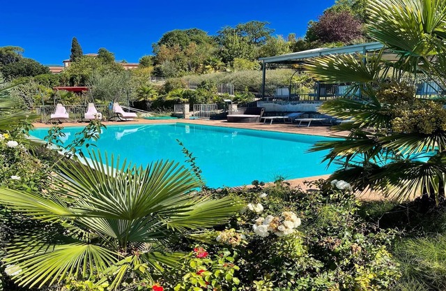 Exquisite Spoleto-poolside-sleeps-20/pool, Jacuzzi, Gardens - fabulous views