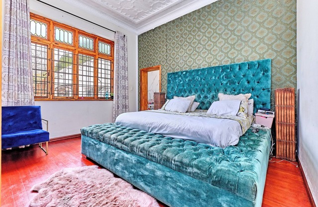 Extra length king-size bedroom in suit