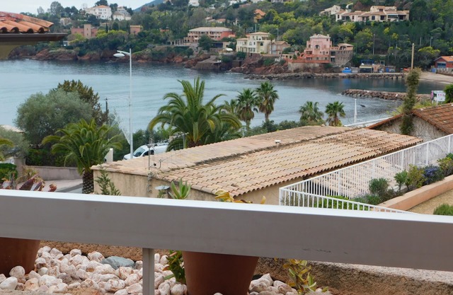 F9 Large bright apartment, 3 rooms, beach at 50m, swimming pool and sea view