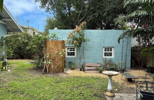 Fabulous 2-bedroom bungalow with a private office, stand-up desk and AC in Miami