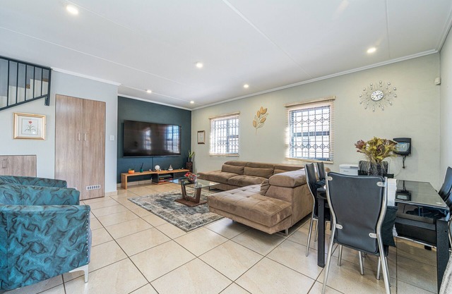Fabulous 3-bedroom house with an Office & Wifi 200 Mbps in Johannesburg, Gauteng