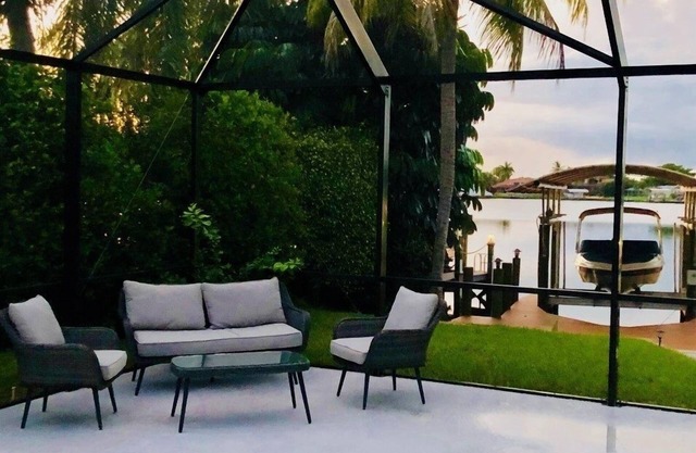 Fabulous 5 BR Waterfront Villa for Your Perfect Dream Vacation!