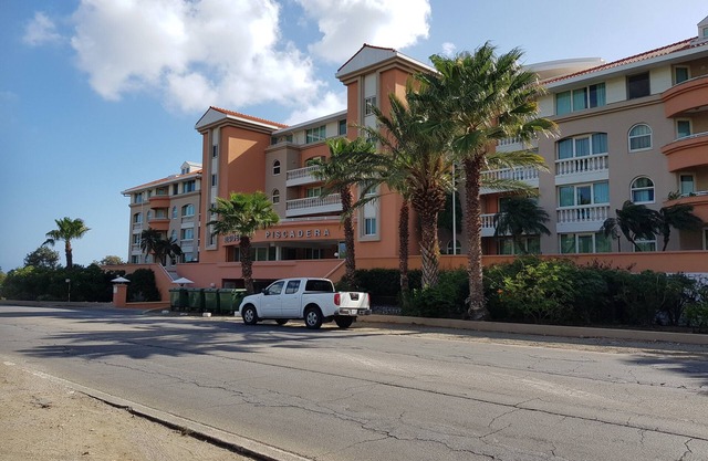 Fabulous ocean view, walk to beaches, restaurant, in a secured apartment resort.