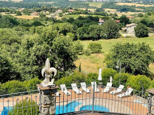 Fabulous villa on Umbrian hill overlooking lake - sleeps 24 - Pool and Jacuzzi