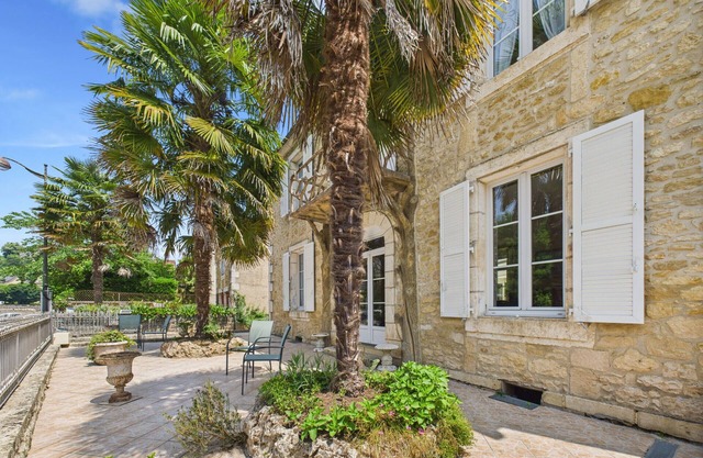 Facing the Vézère River – House for 6 – Terrace