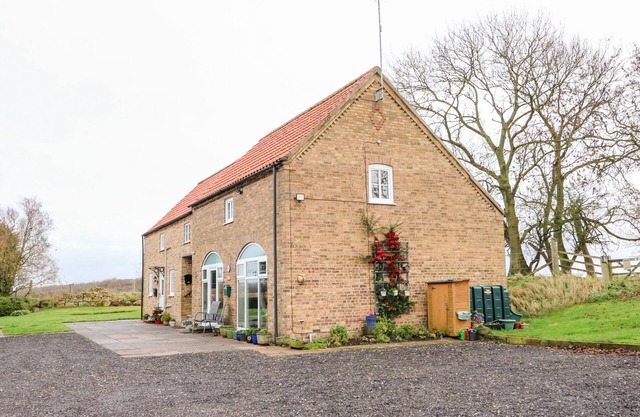 FAIRFIELD COTTAGE, pet friendly, with a garden in Lincoln