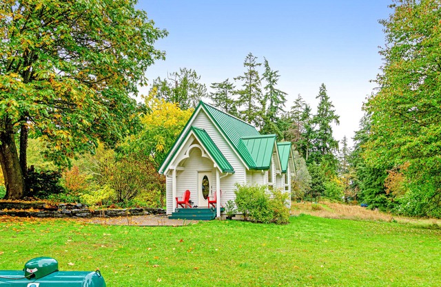 Fairytale Cottage with a Lovely Meadow Setting, Patio & WiFi - Walk to KVI Beach