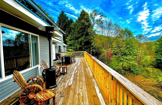 Fairytale Forest Estate 47 private acres, 6 bedrooms, 3.5 bath, 2 full kitchens