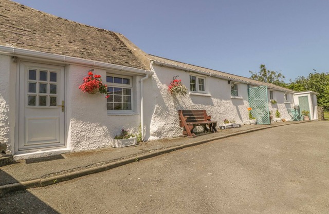 FALCONERS COTTAGE, pet friendly, with a garden in Caergeiliog