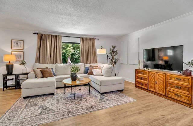 Fall Bliss: Charming 3BR Home with Sauna & Hot Tub