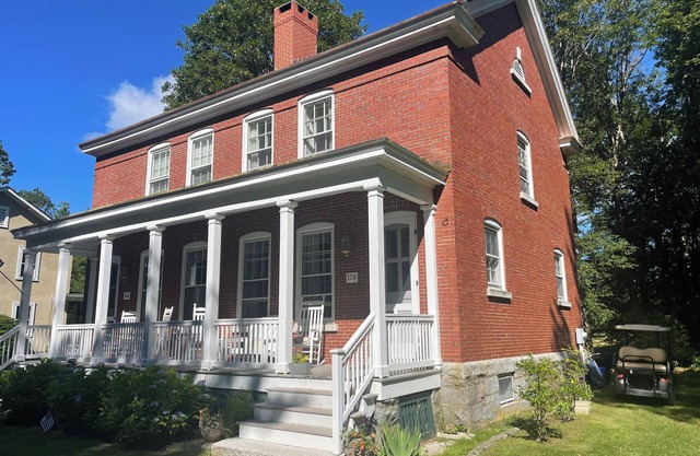 Fall escape! Cozy townhouse minutes from downtown Portland on a car free island