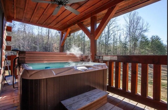 Fall Getaway Cabin w/hot tub - dog friendly!