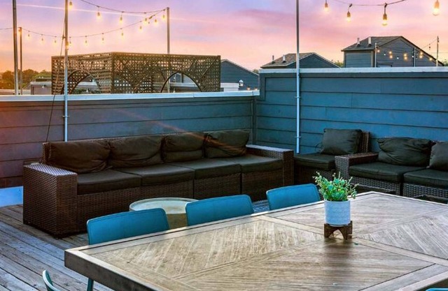 Fall rooftop deck, 2-car garage, chef’s kitchen near Broadway