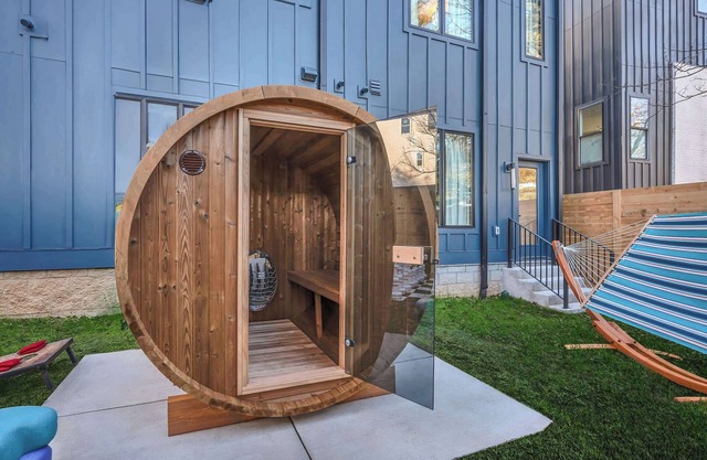 Fall rooftop hot tub, game room, sauna near Broadway and Geodis Park