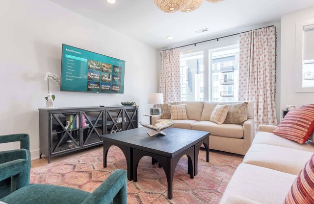 Fall rooftop hot tub, skyline deck, chef’s kitchen near Broadway