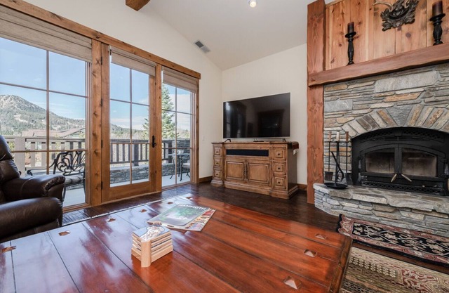 Fall Stays Available! Light-filled Townhome with Amazing Mountain Views!