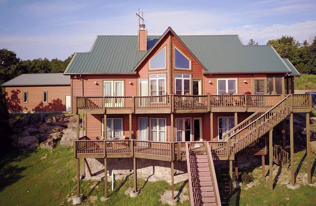 Fall & Winter weekends available-Lakeside,Views,Firepit,Dock,kayaks,paddleboards