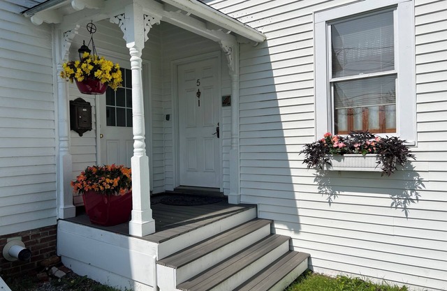 Falls Farmstead Garden/Patio Apt 5 Comfy Homebase for Exploring Downeast Maine