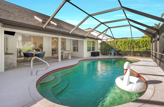 Families-private heated pool & hot tub-pickle ball,