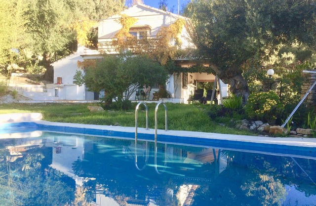 Family- and pet-friendly, privacy with large garden with pool and mountain views