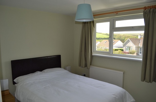 Family and pet friendly bungalow with garden in pretty Cornish fishing village