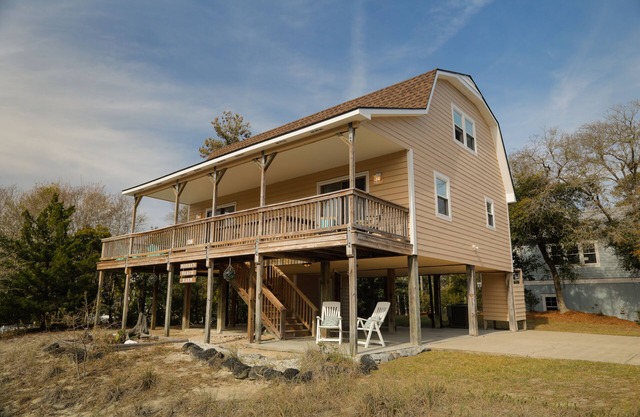 Family beach cottage poised between the ocean, hiking, biking, eateries & shops