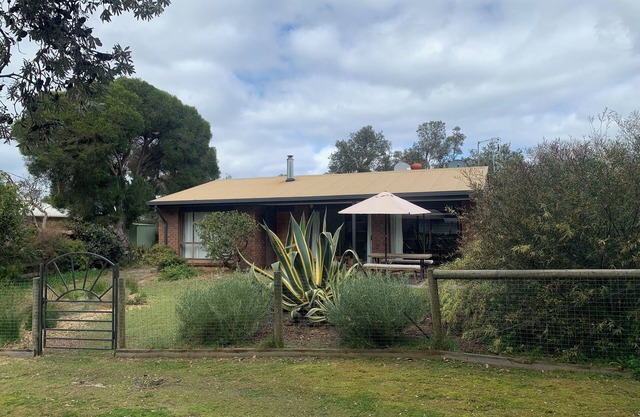 Family Beach House. Pet friendly. 5 minute walk to the longest beach in Aus!
