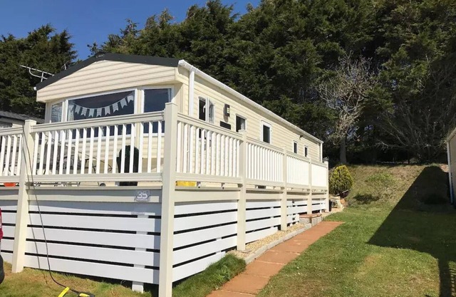 Family Caravan 5* Shorefield Park FREE Wifi & Passes sleeps 6 with Decking