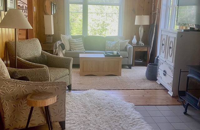 Family cottage remote work haven. Starlink. Ski hill, trails, and Nordic spa.