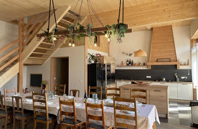 Family cottage with heated pool, pets allowed