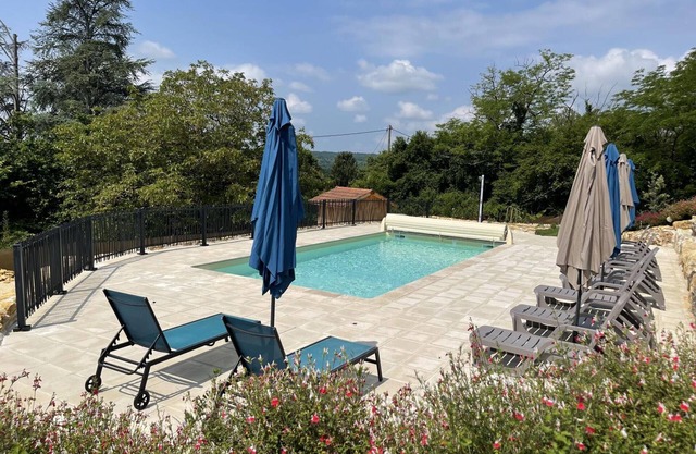 Family cottage with shared pool, WiFi, and pets welcome in the heart of Périgord
