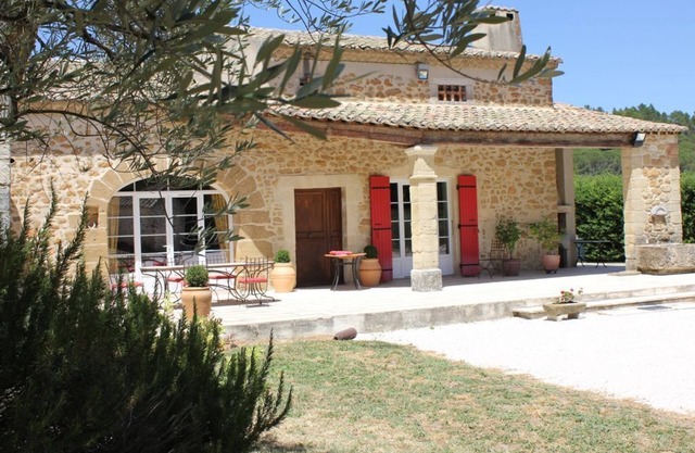 Family farmhouse in Provence on a vineyard with authentic swimming pool