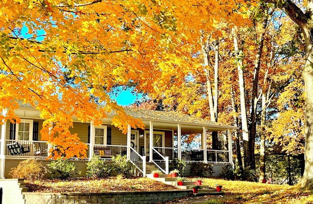 Family Friendly! 2-Car Garage. 3 mi to I-65. Fire pit. Ping Pong. Games!