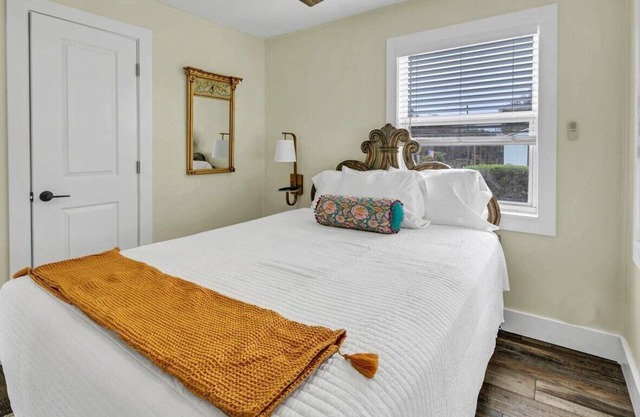 Family-Friendly 2BR Near Pier & Restaurants