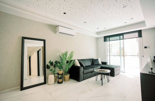 Family-Friendly 2BR Apt at Mackenzie Area, Pool available, 10 Min Walk to Beach!