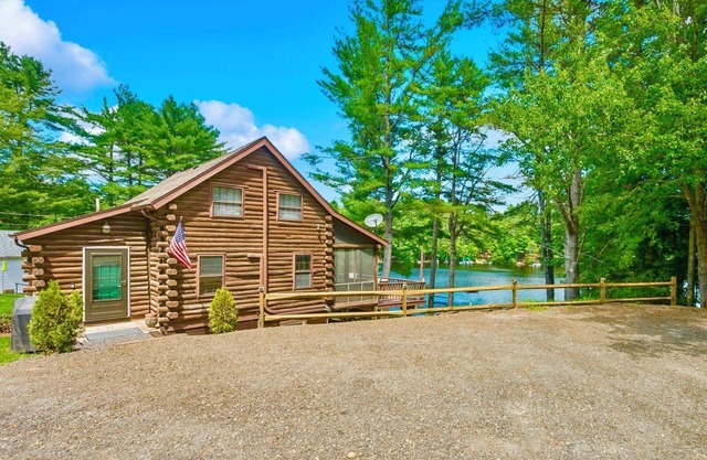 Family friendly 4 season lakefront oasis! NH foliage & apple picking are calling
