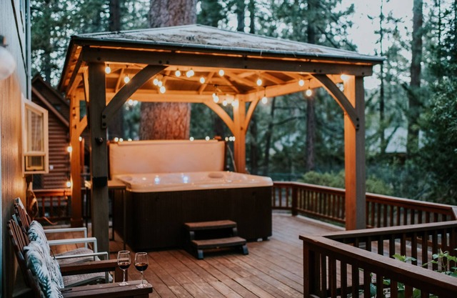FAMILY FRIENDLY BIG BEAR HOME with HOT TUB & BOAT PARKING