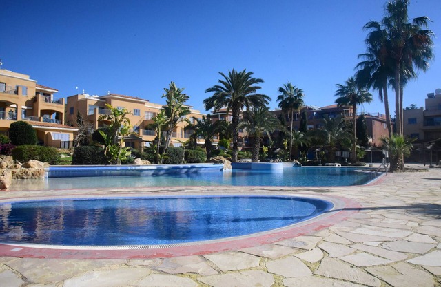 Family-Friendly Ground Floor Apartment with Garden, BBQ & Pools Limnaria Gardens