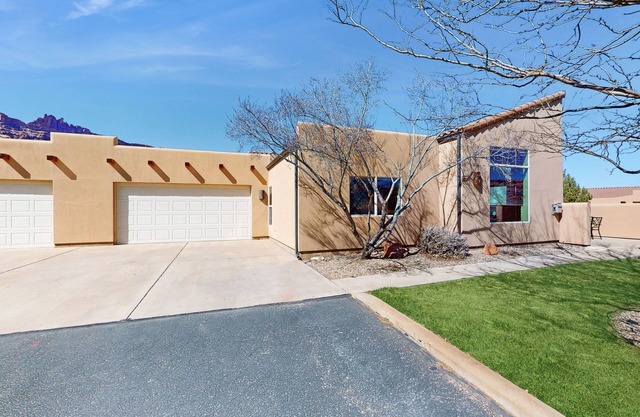 Family-Friendly Home with Shared Seasonal Hot Tub and Pool and Mountain Views