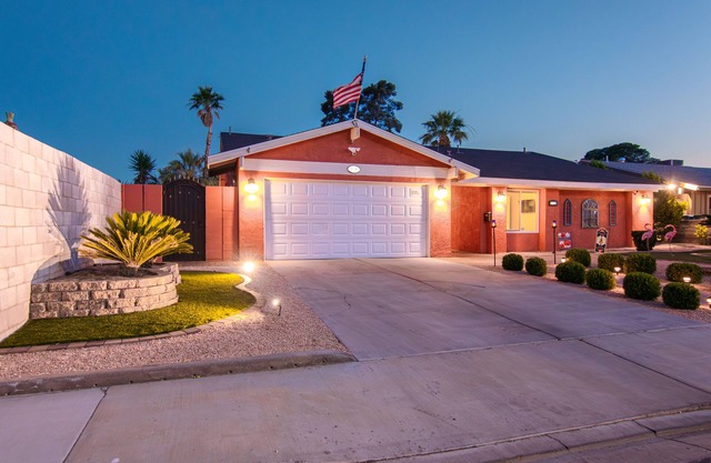 Family friendly HOT TUBE with Licensed