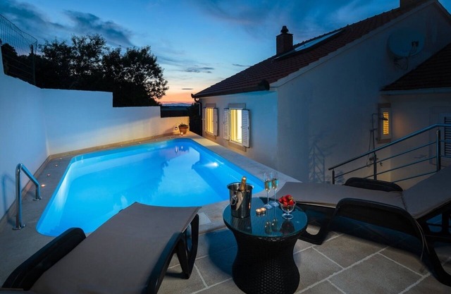 Family friendly house with a swimming pool Nerežišća, Brač (K-20132)