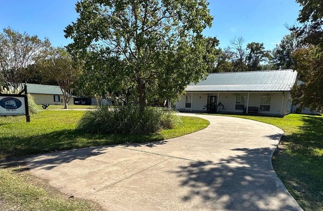 Family friendly lake house just seconds from lake
