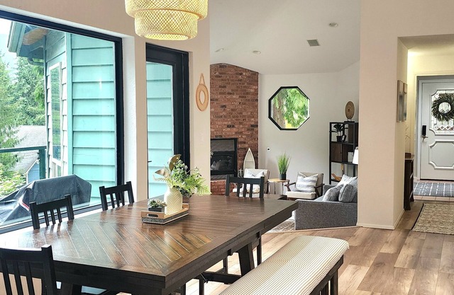 Family-friendly Lakeview home w/NFL ticket