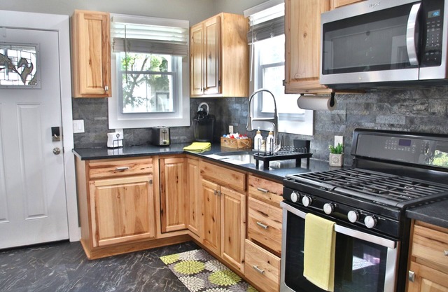 Family-Friendly Lakewood Home 4BR, Full Kitchen & Yard!