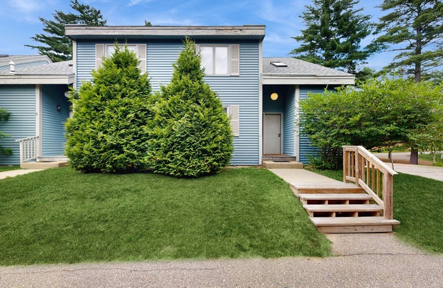 Family-friendly mountain townhome w/shared pool - right in town