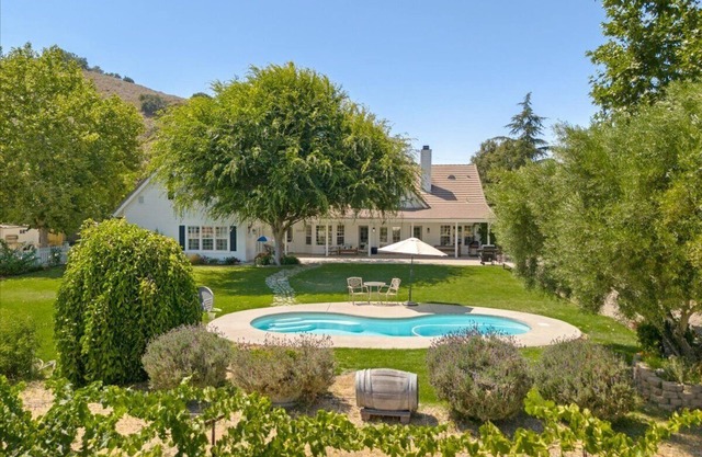 Family friendly pool, walk to restaurants!