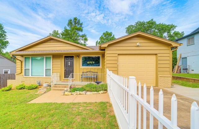 Family-Friendly Sand Springs Home ~ 8 Mi to Tulsa!