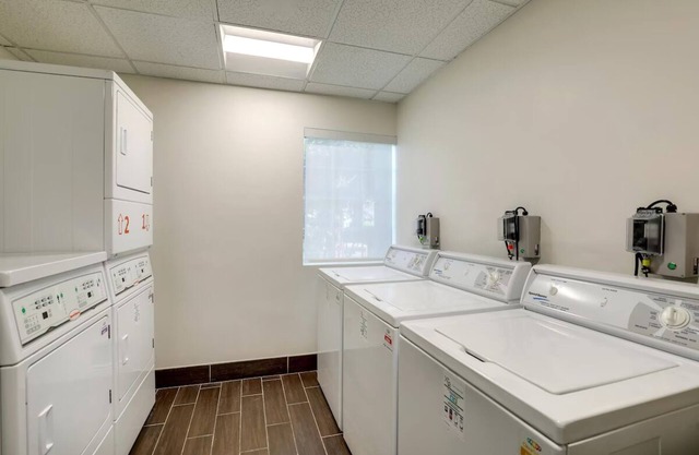 Family-friendly! Spacious Suite with Full Kitchen, Pets Allowed, Pool!